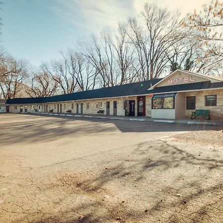 Simmer Motel Wamego Bagian luar foto