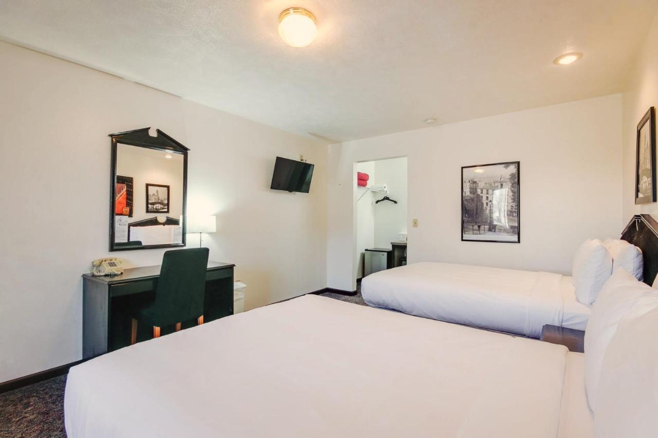 Simmer Motel Wamego Bagian luar foto
