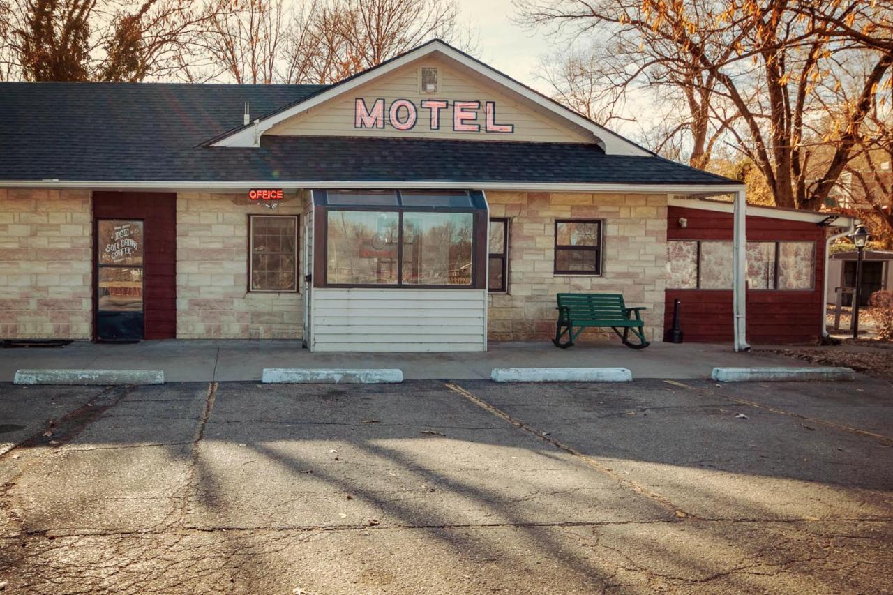 Simmer Motel Wamego Bagian luar foto