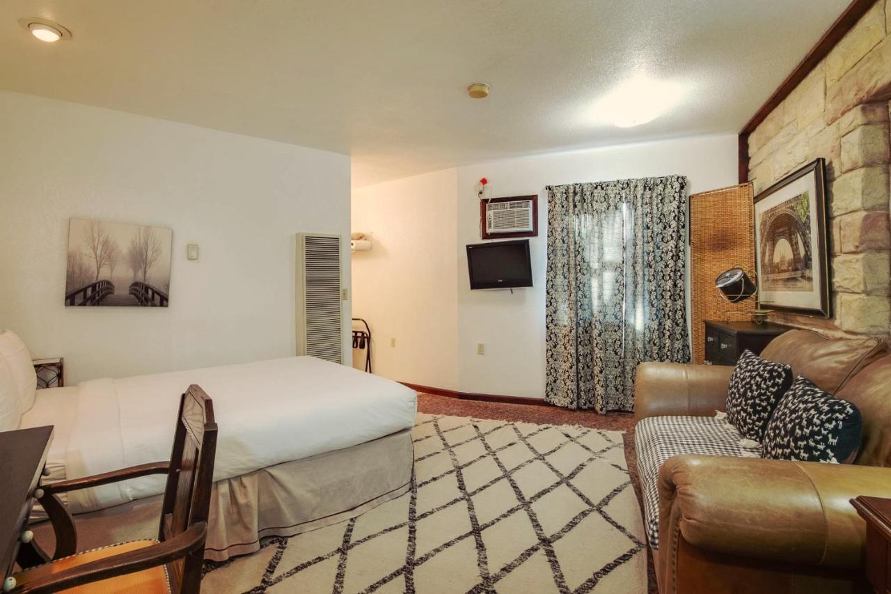 Simmer Motel Wamego Bagian luar foto