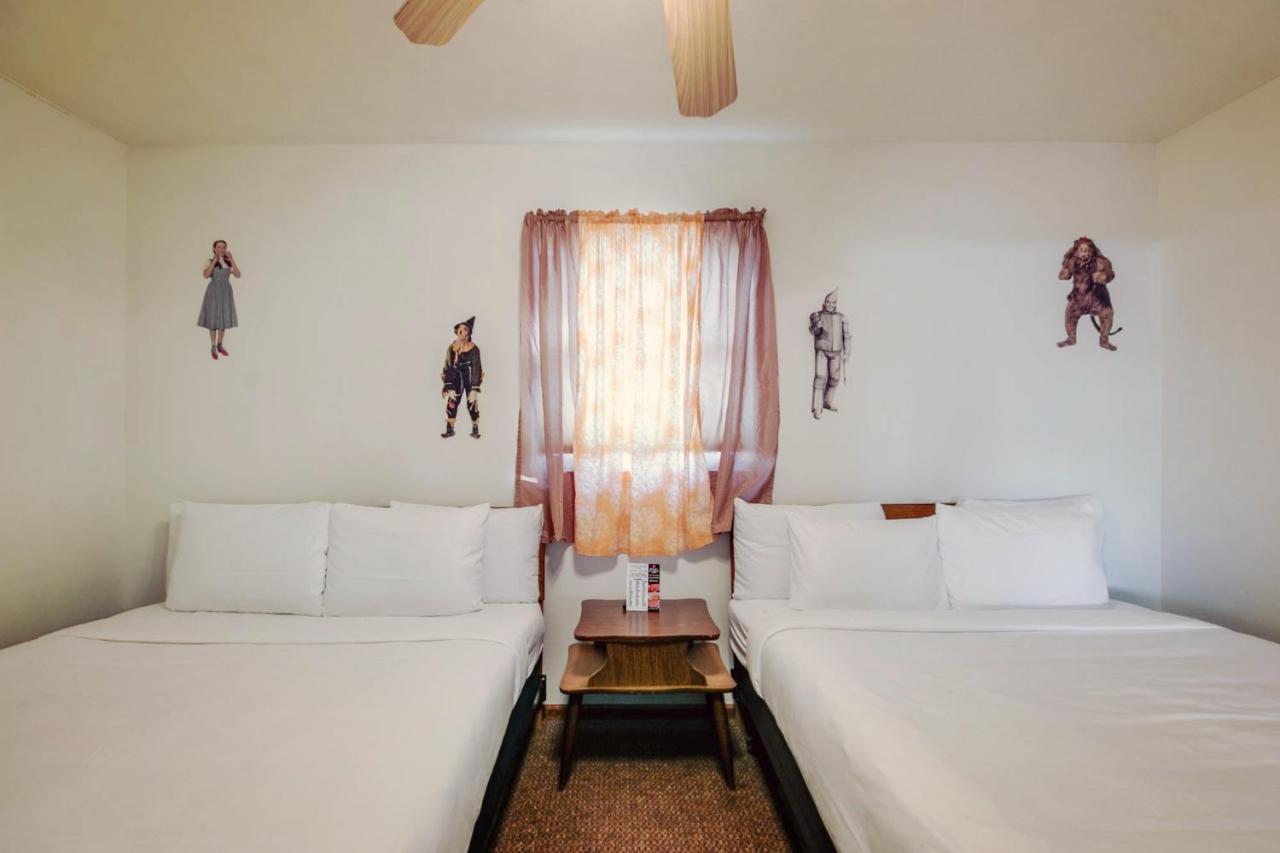Simmer Motel Wamego Bagian luar foto