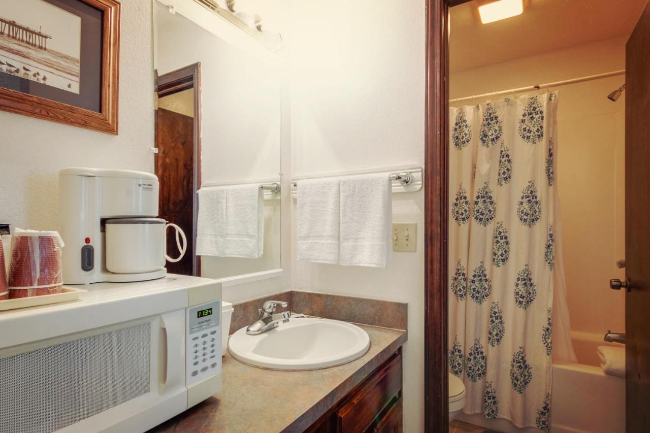 Simmer Motel Wamego Bagian luar foto