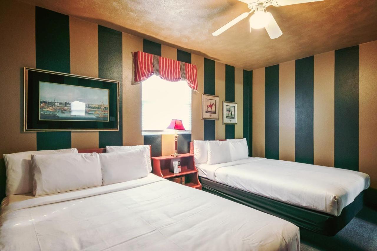 Simmer Motel Wamego Bagian luar foto