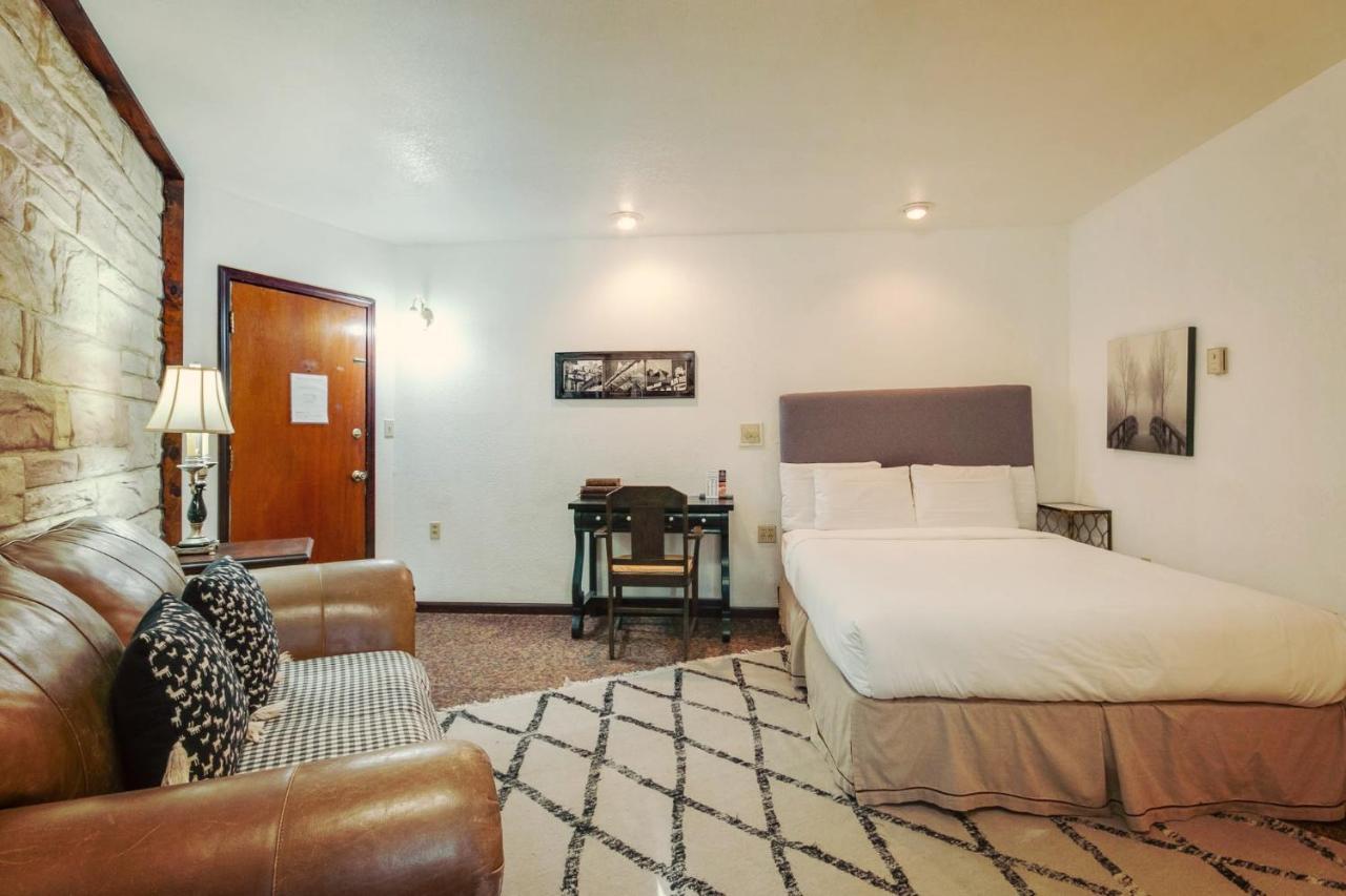 Simmer Motel Wamego Bagian luar foto