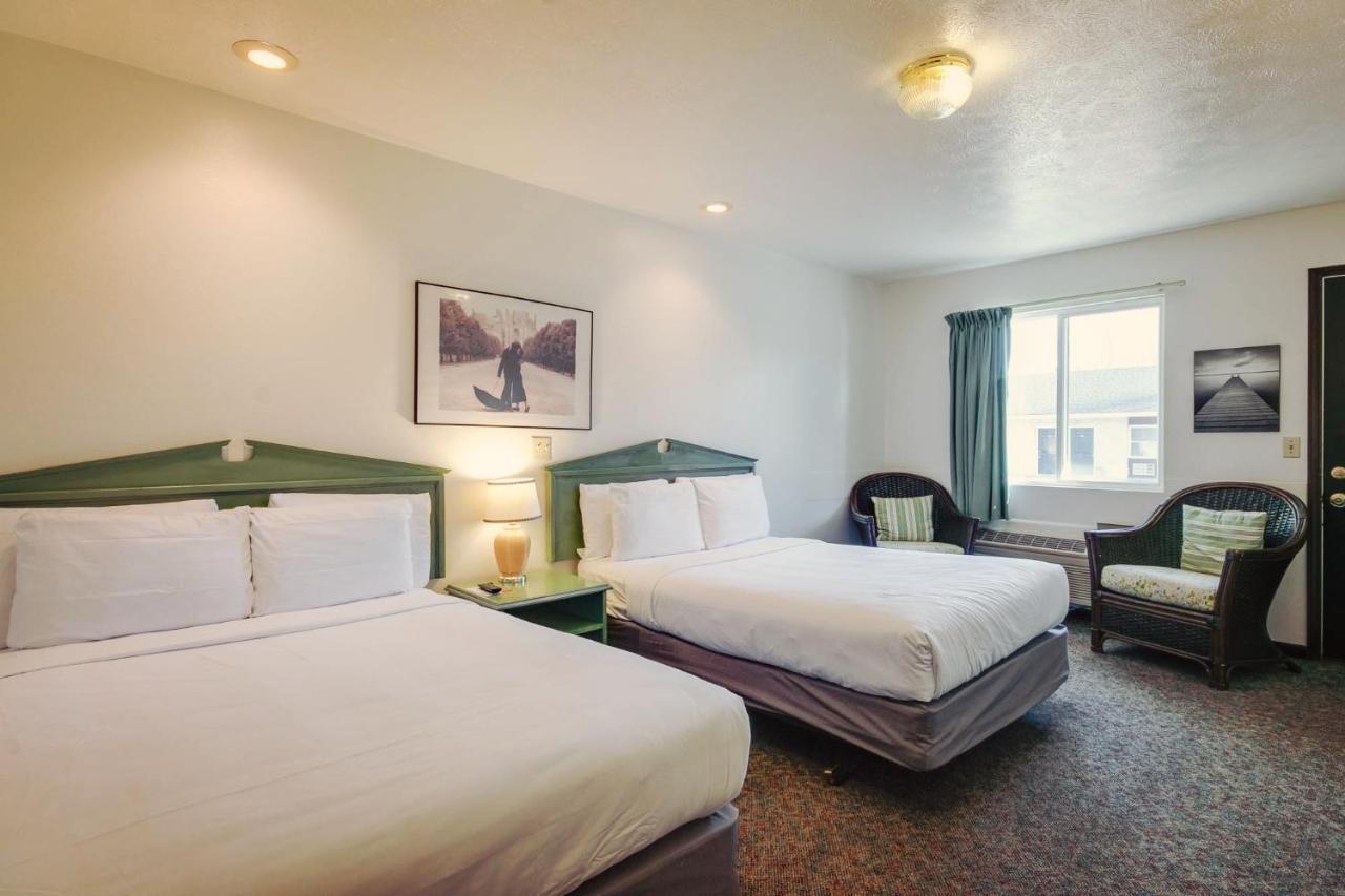 Simmer Motel Wamego Bagian luar foto
