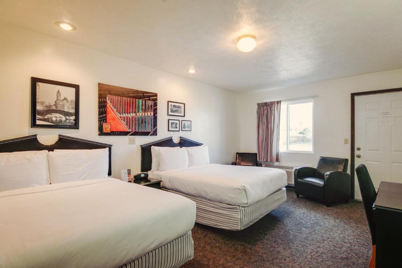 Simmer Motel Wamego Bagian luar foto