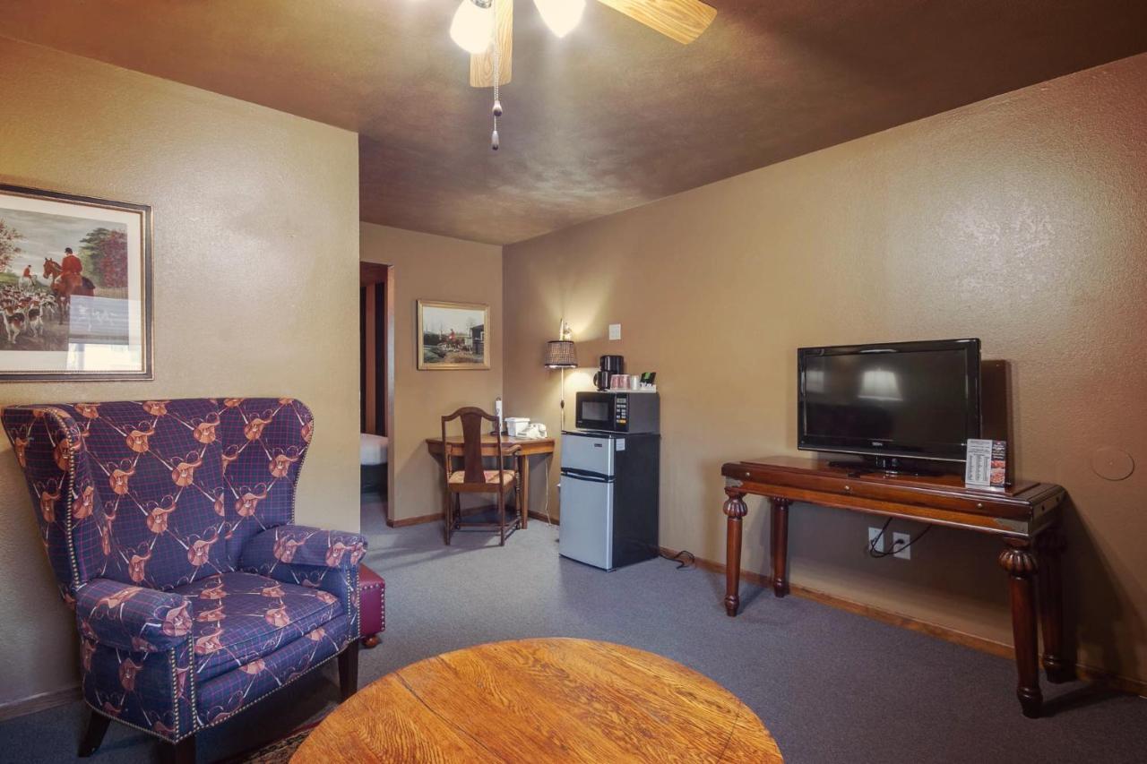 Simmer Motel Wamego Bagian luar foto