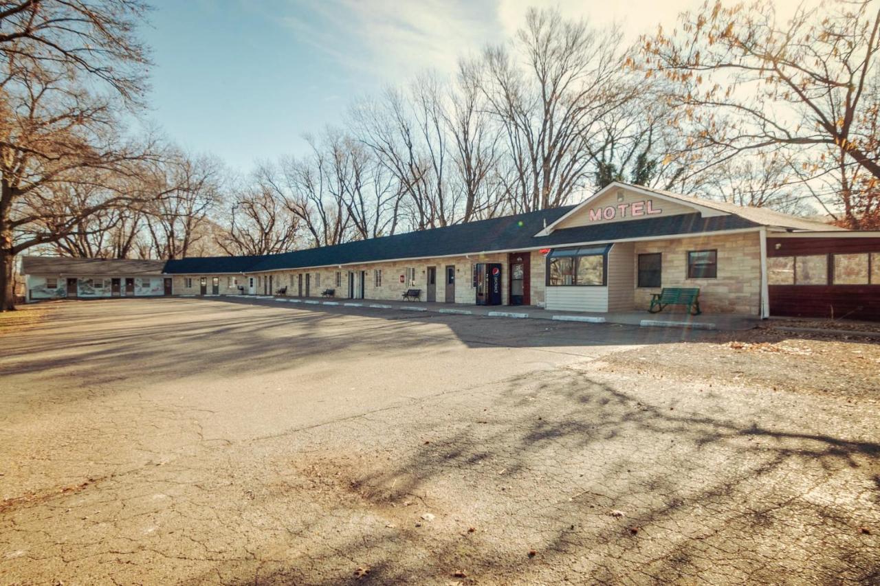 Simmer Motel Wamego Bagian luar foto